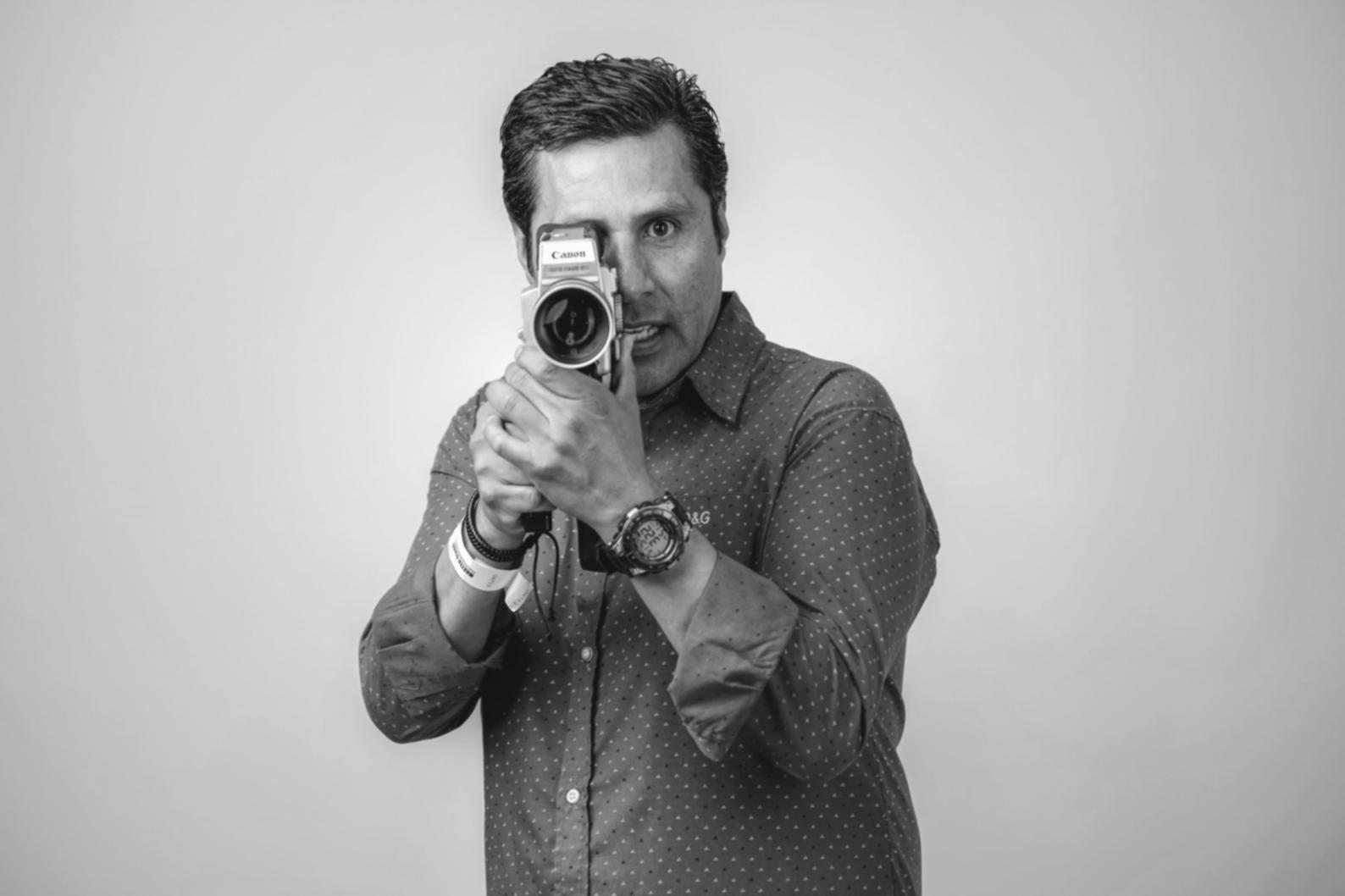 Professionele fotograaf in actie tijdens outdoor shoot